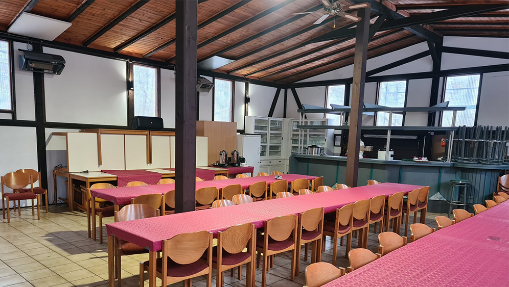 Möblierte Festhalle mit Bestuhlung